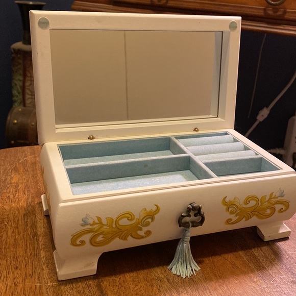 Vintage Avon Jewelry Box - Picture 3 of 11